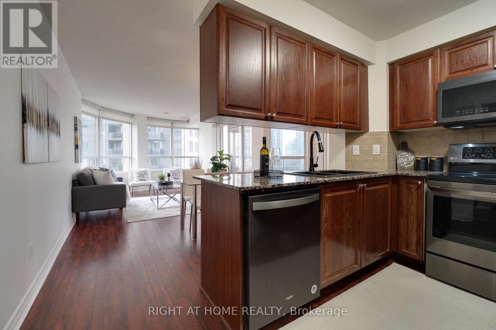 1713 - 310 Burnhamthorpe Road, Mississauga, Ontario  L5B 4P9 - Photo 15 - W13062044