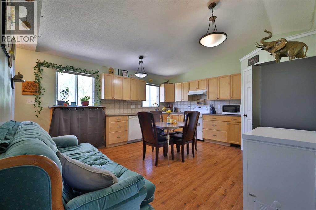 135 N 250 W, Raymond, Alberta  T0K 2S0 - Photo 11 - A2310670