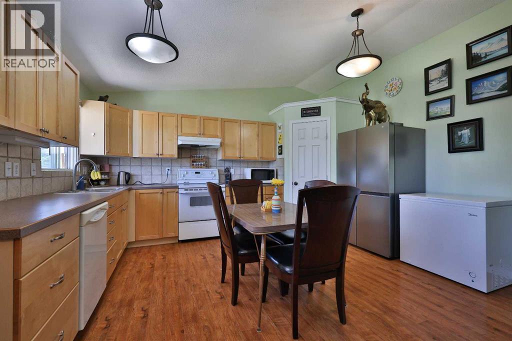 135 N 250 W, Raymond, Alberta  T0K 2S0 - Photo 9 - A2310670
