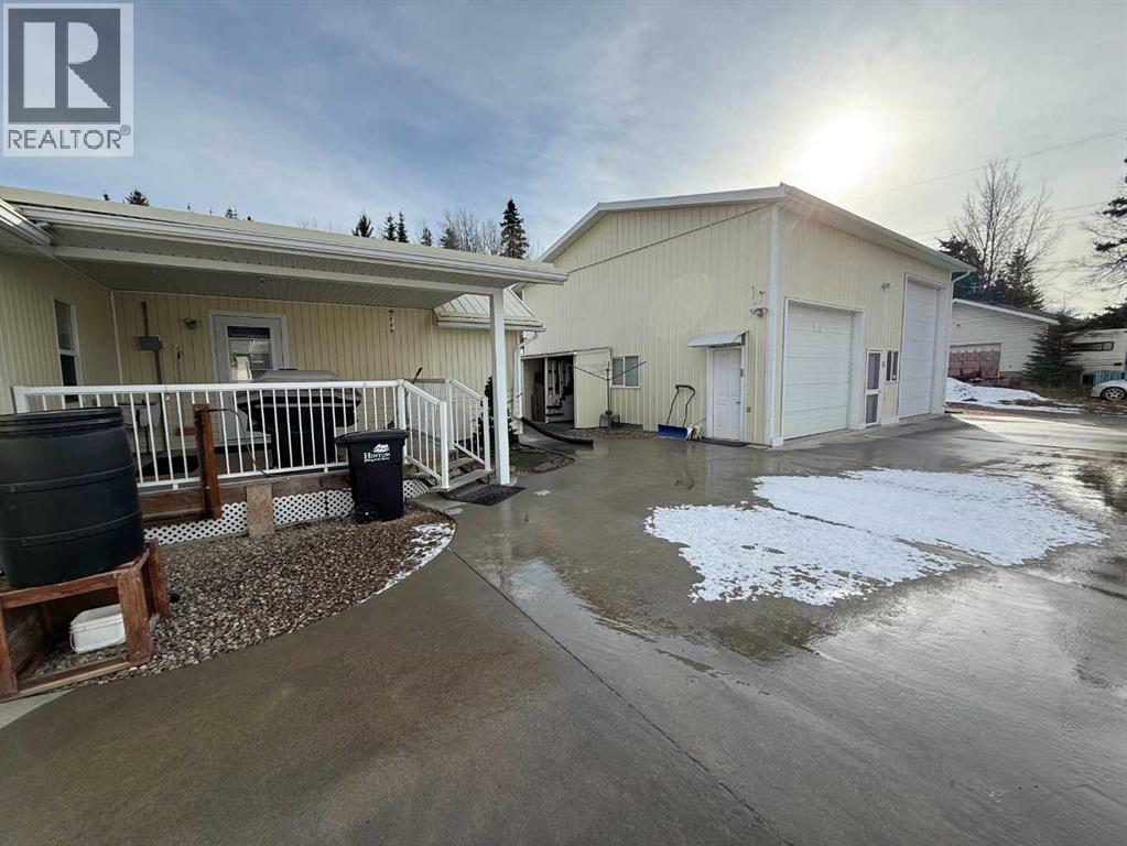 152 Sherwood Drive, Hinton, Alberta  T7V 1P6 - Photo 2 - A2286142