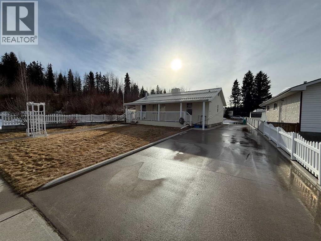 152 Sherwood Drive, Hinton, Alberta  T7V 1P6 - Photo 1 - A2286142
