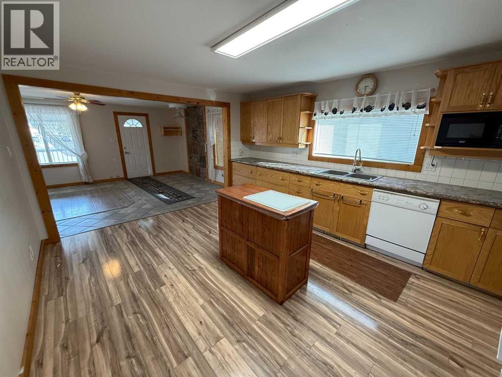 152 Sherwood Drive, Hinton, Alberta  T7V 1P6 - Photo 3 - A2286142