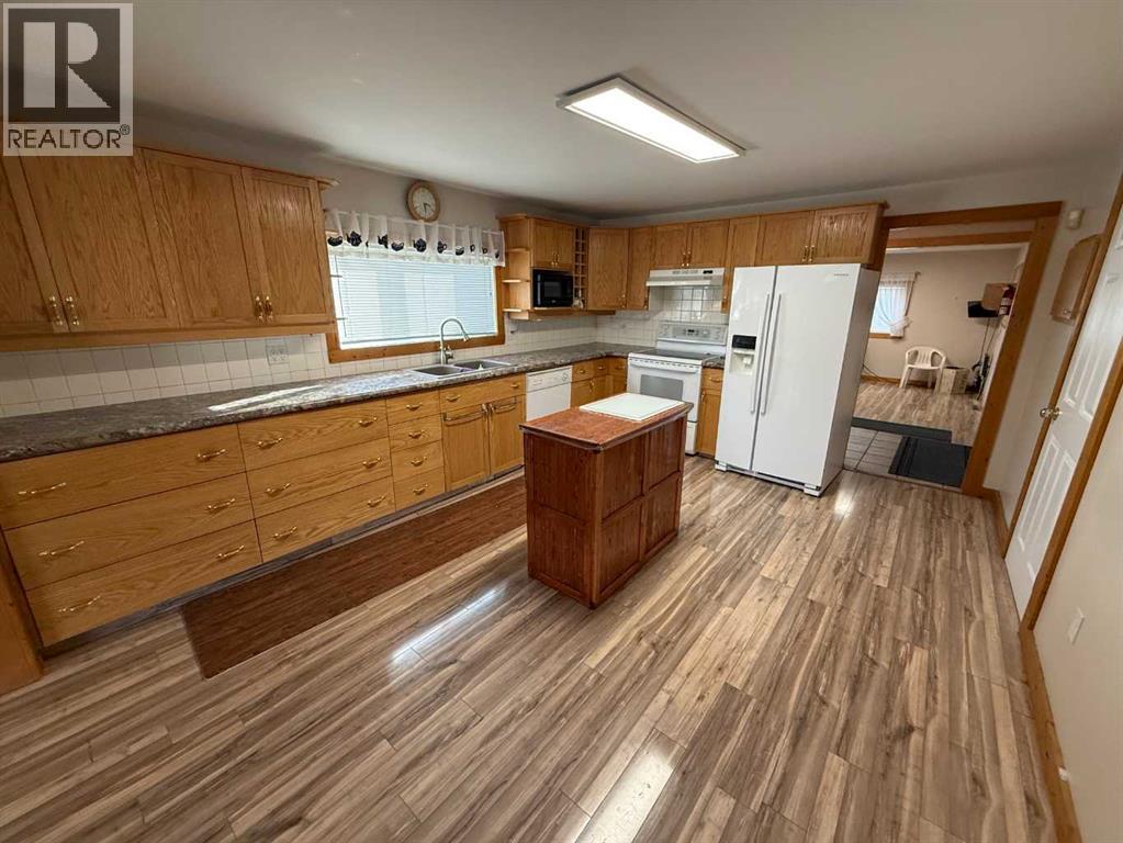 152 Sherwood Drive, Hinton, Alberta  T7V 1P6 - Photo 4 - A2286142