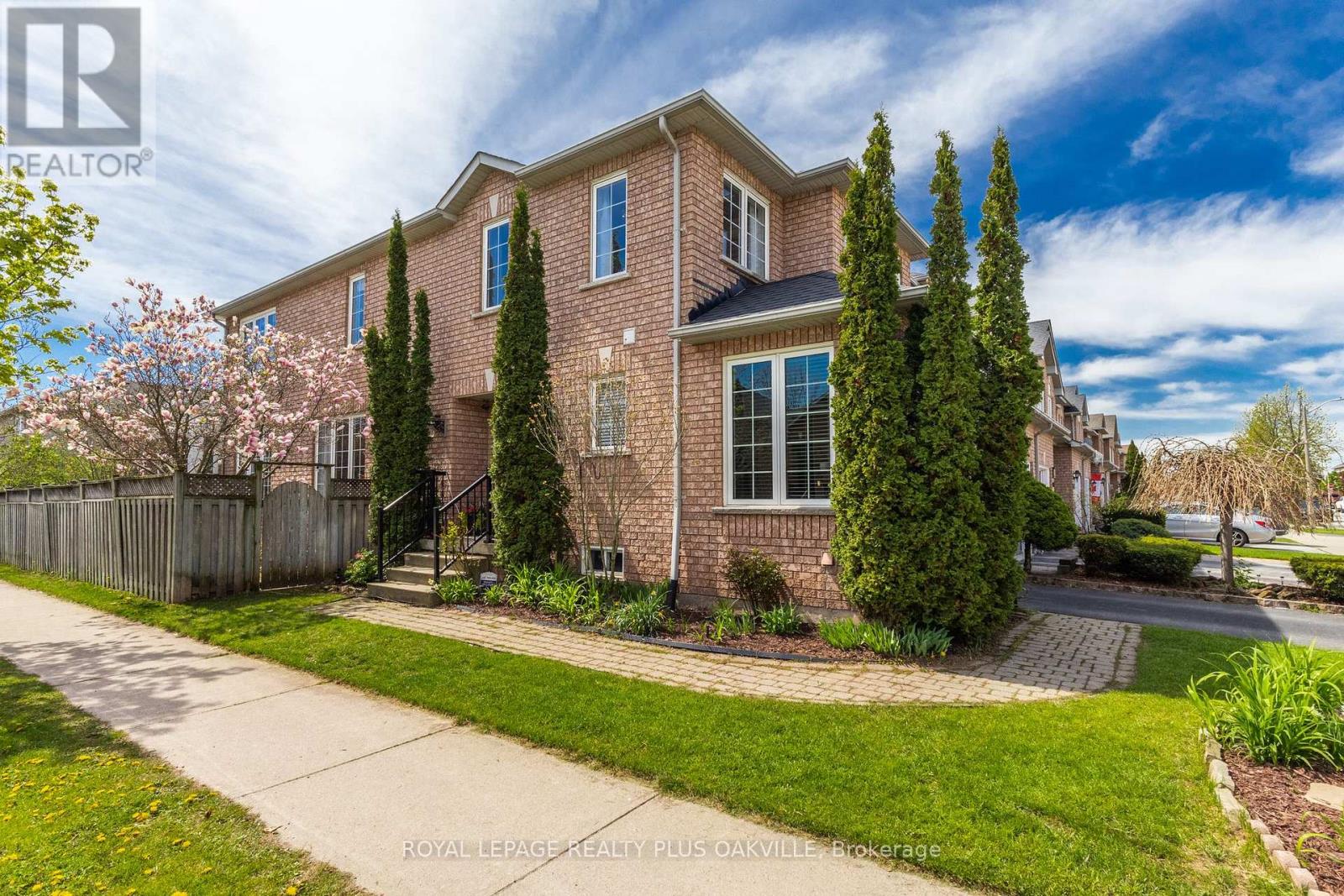 5200 Des Jardines Drive, Burlington, Ontario  L7L 6R1 - Photo 2 - W13122916