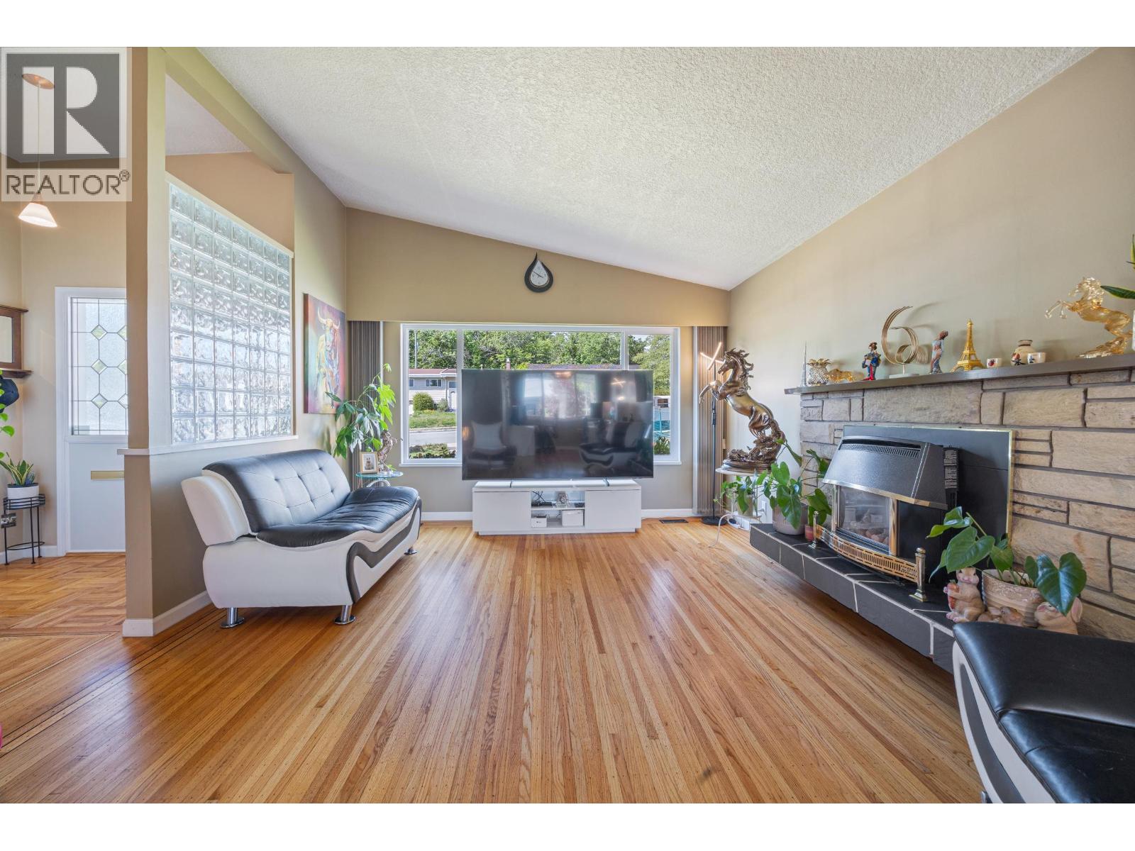 6890 Hycrest Drive, Burnaby, British Columbia  V5B 2X2 - Photo 4 - R3123178