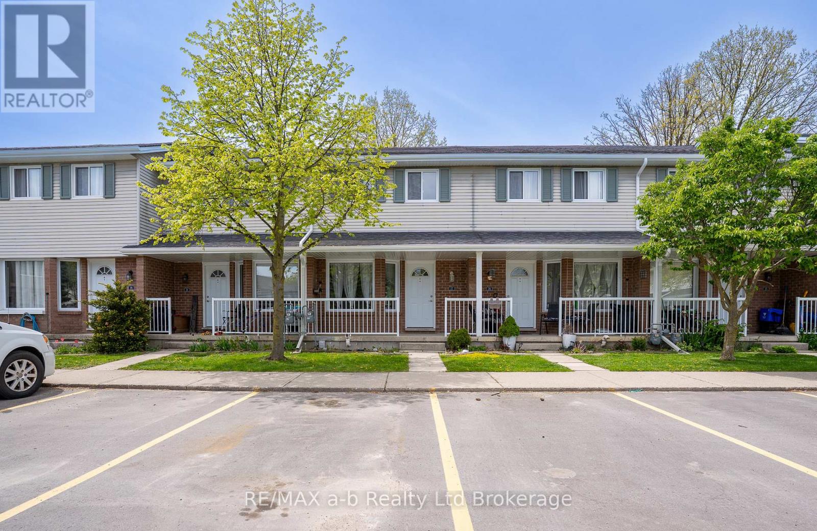 27 - 10 Dufferin Street