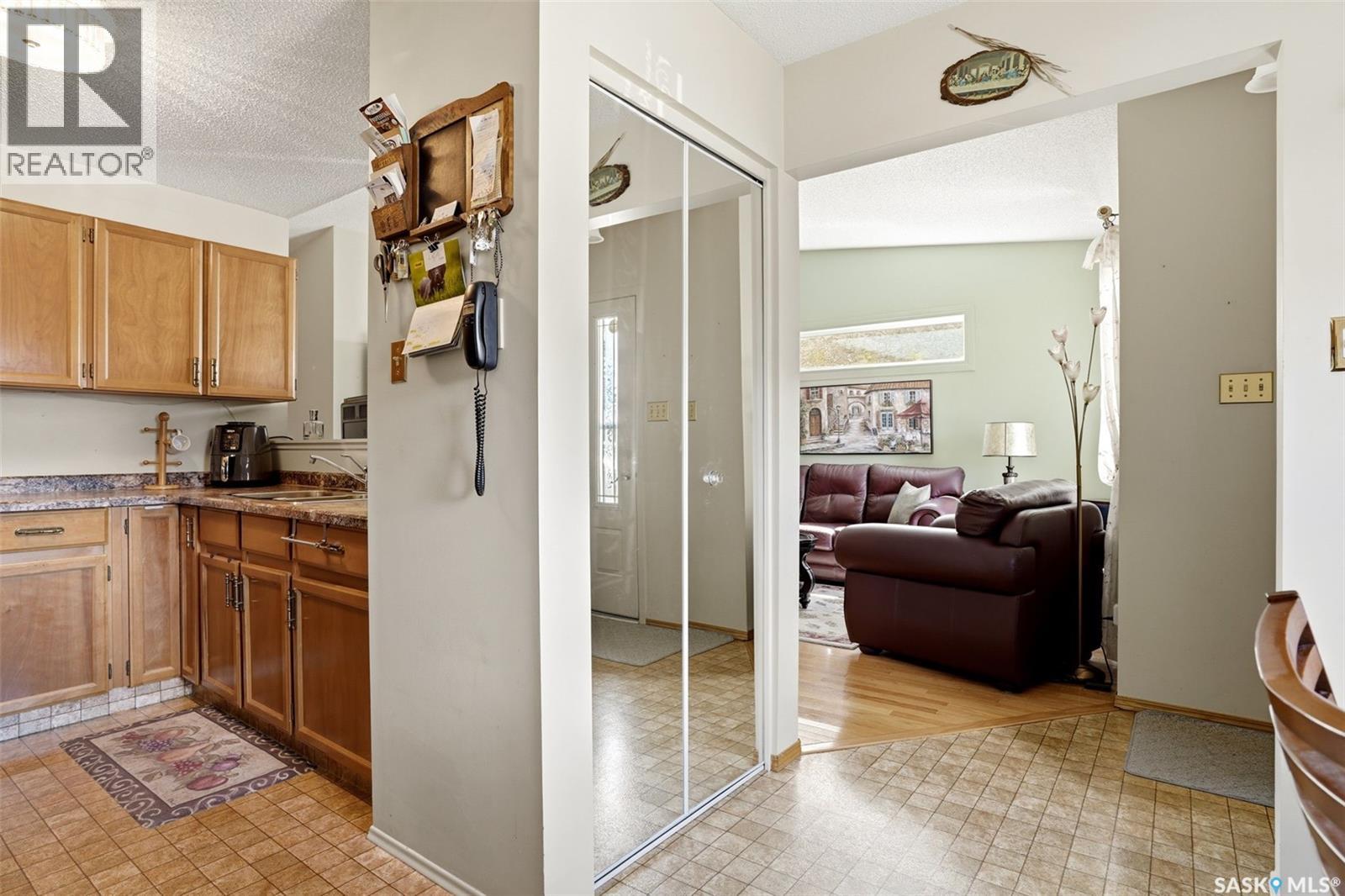 2750 Meadow Lane E, Regina, Saskatchewan  S4V 1L6 - Photo 12 - SK035851