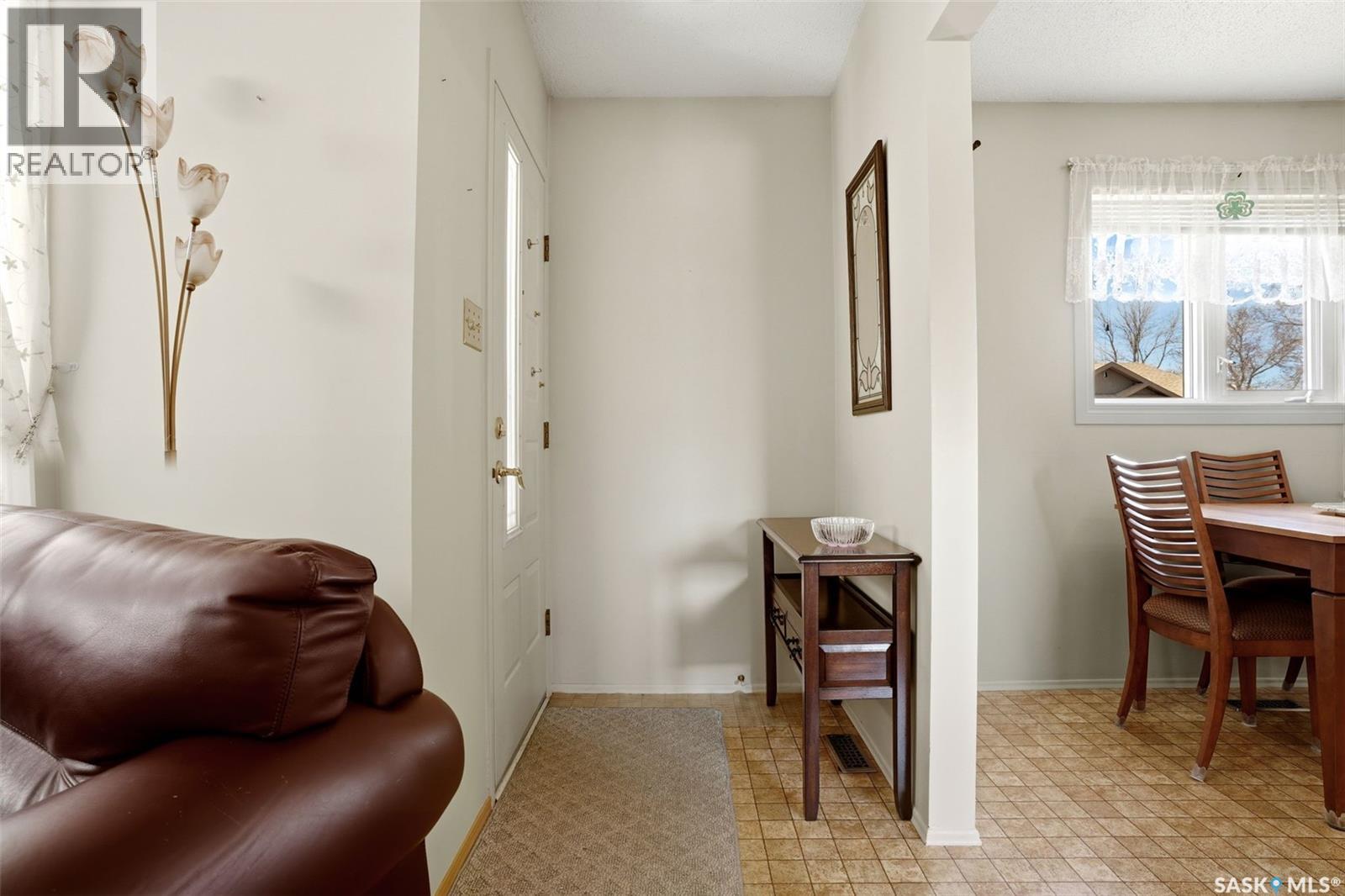 2750 Meadow Lane E, Regina, Saskatchewan  S4V 1L6 - Photo 2 - SK035851