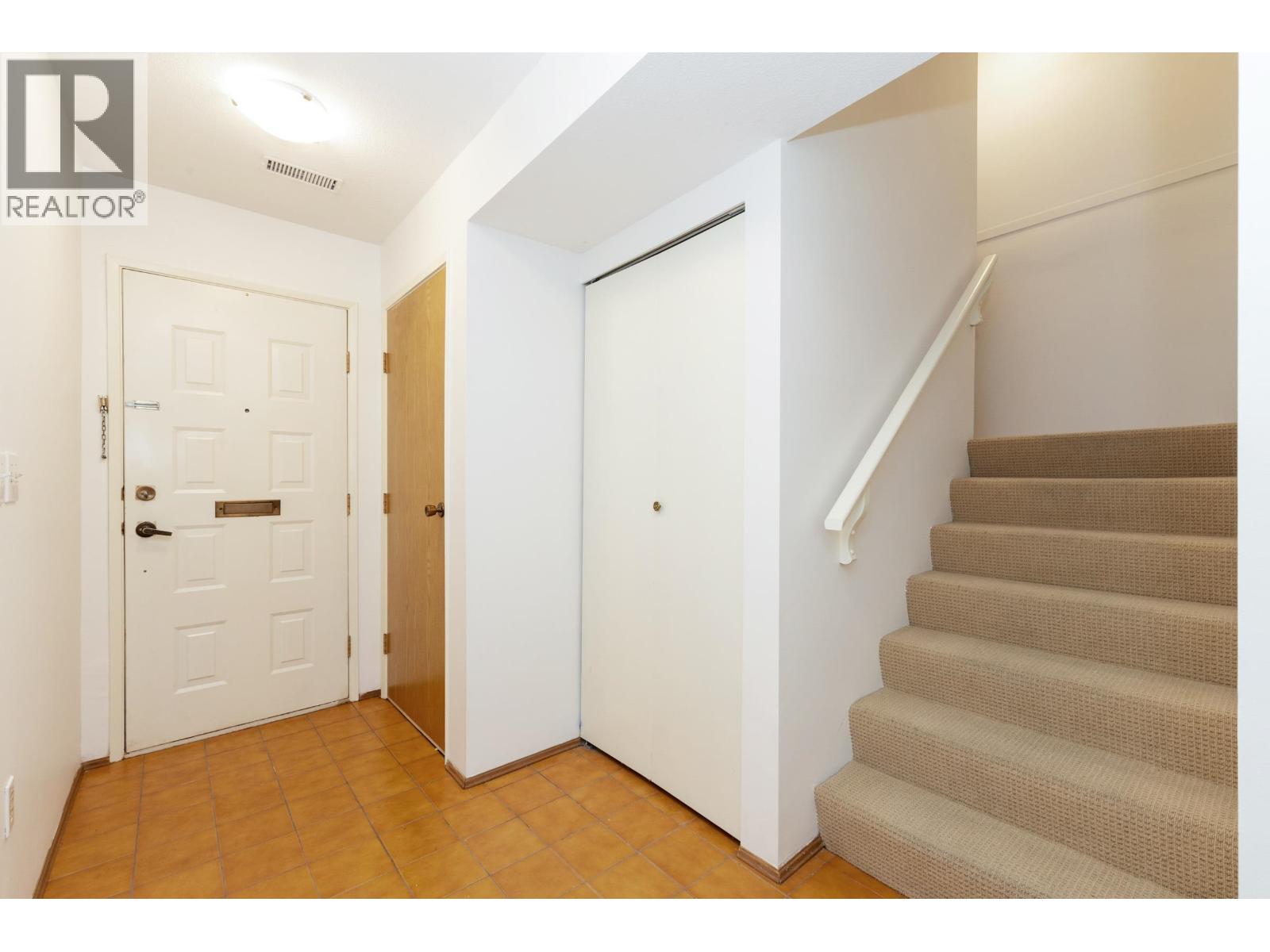 8526 Woodtrail Place, Burnaby, British Columbia  V5A 4A9 - Photo 5 - R3116578