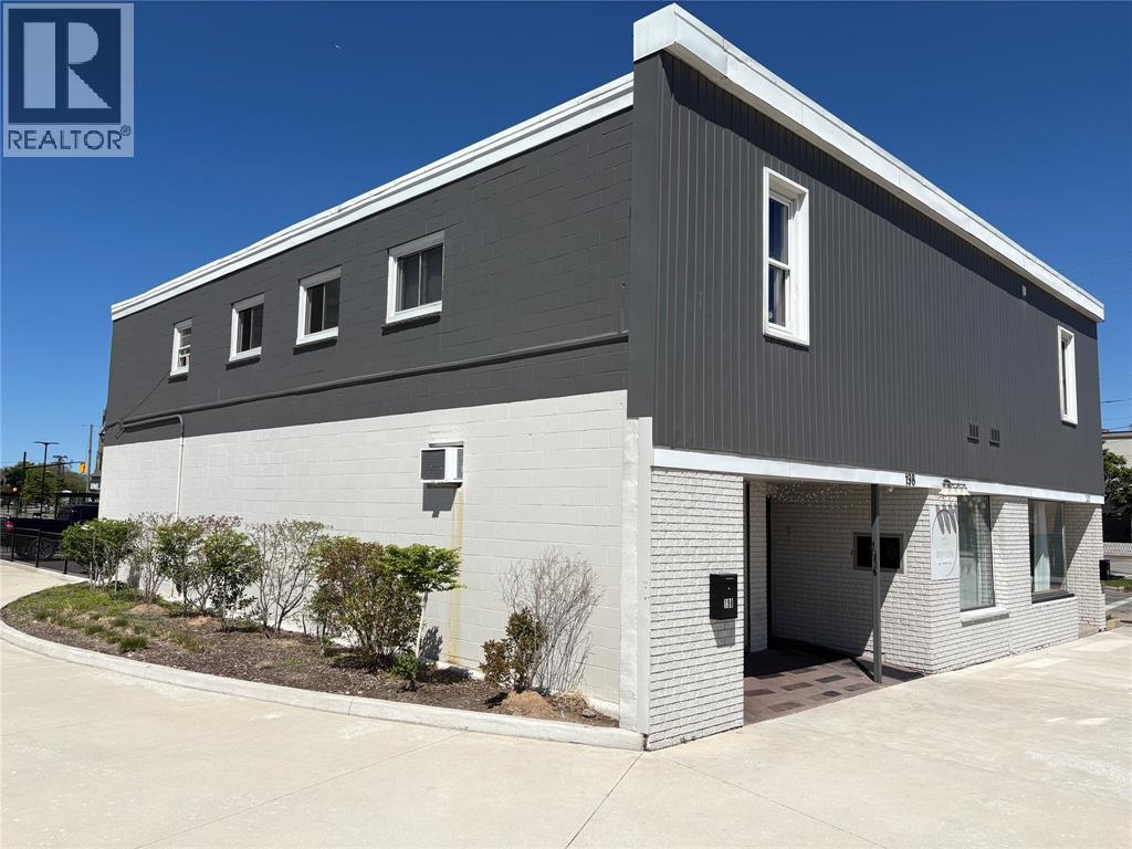 200 LOCHIEL STREET Sarnia Ontario Canada N7T4C6 2