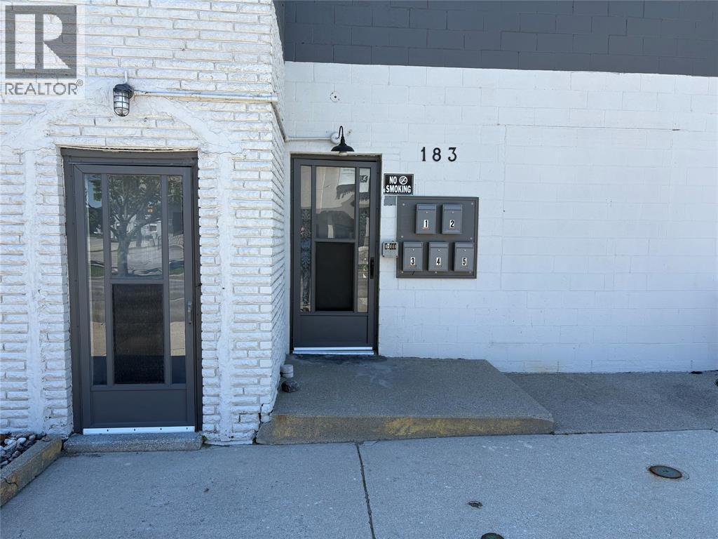 200 LOCHIEL STREET Sarnia Ontario Canada N7T4C6 5