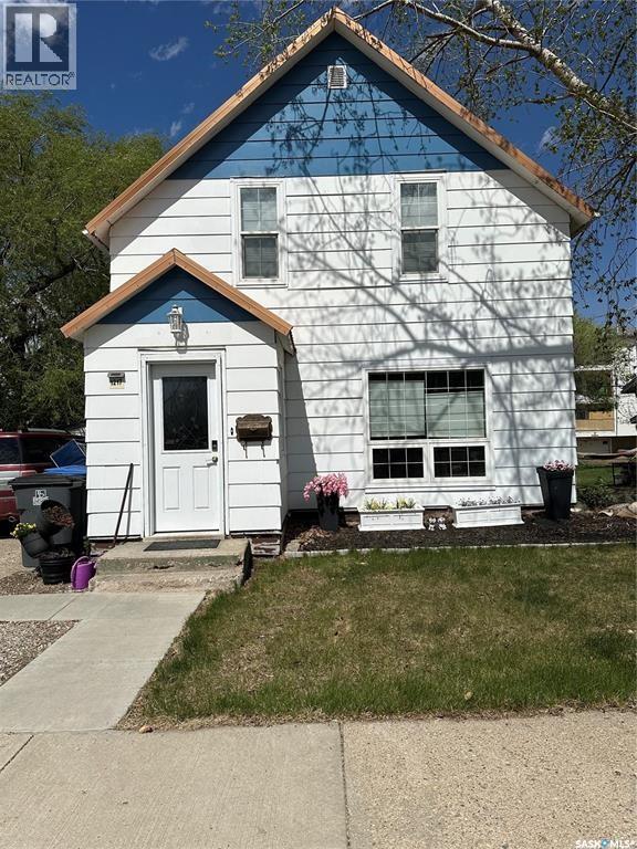 1217 2nd Street, Estevan, Saskatchewan  S4A 0M1 - Photo 1 - SK035870