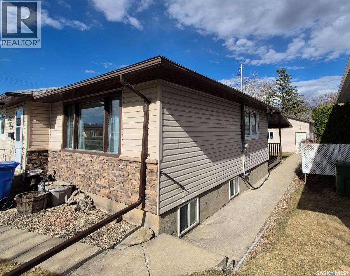 203 4th Avenue S, Yorkton, Saskatchewan  S3N 1B7 - Photo 2 - SK035864