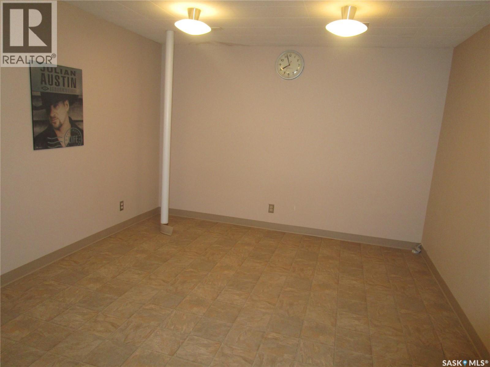 329 Centre Street, Assiniboia, Saskatchewan  S0H 0B0 - Photo 19 - SK035505