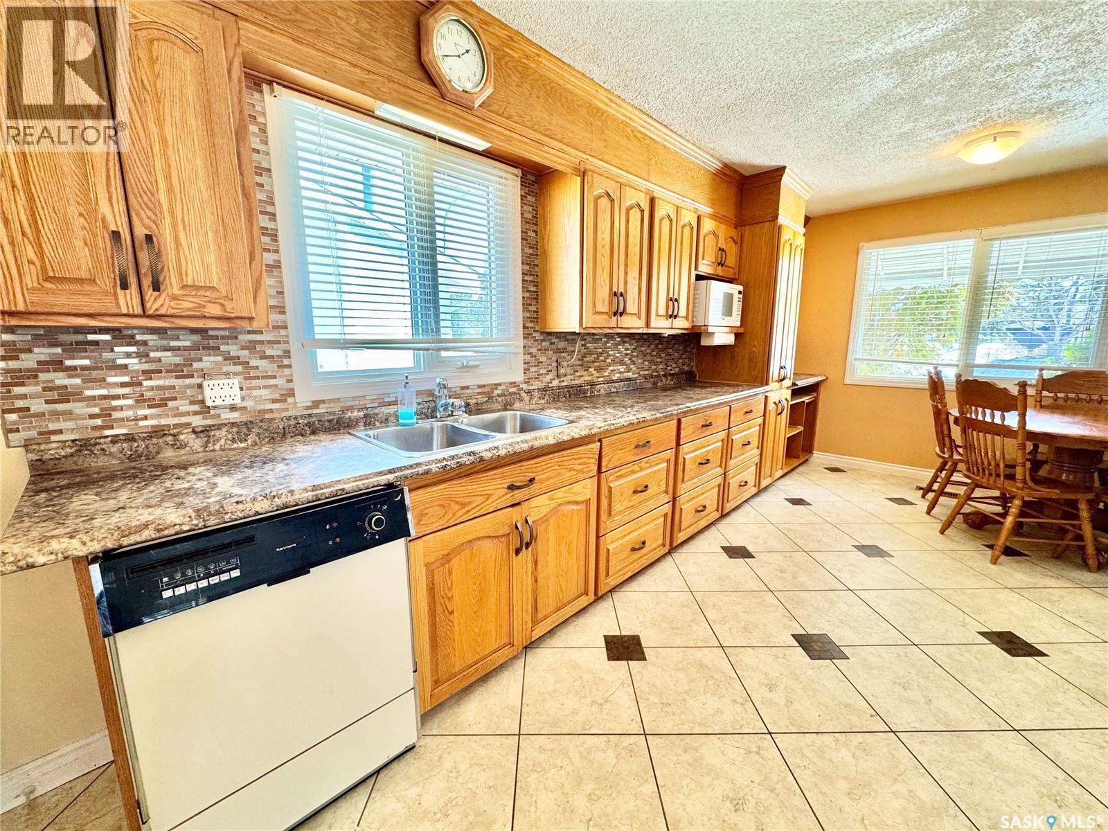 586 Laurier Drive, Prince Albert, Saskatchewan  S6V 5M3 - Photo 2 - SK033421
