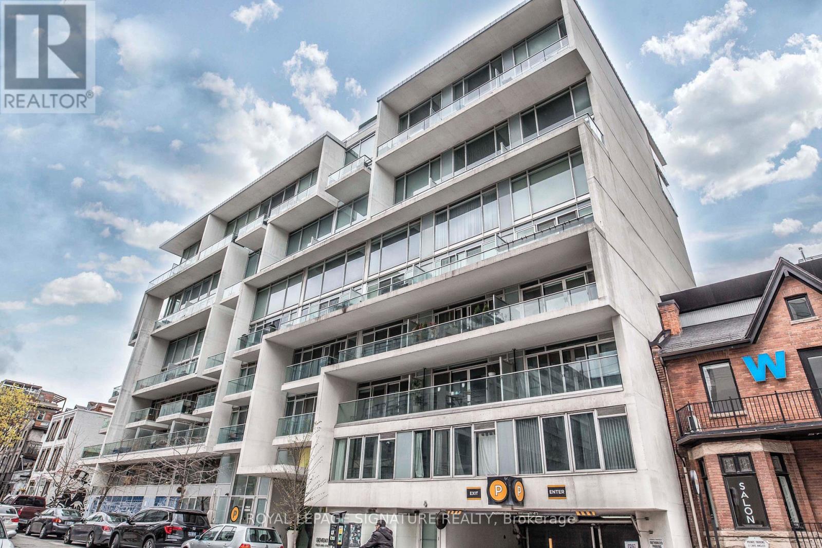 <div class="slider-price">$699,900</div><p>306 - 75 Portland Street, Toronto, Ontario</p>