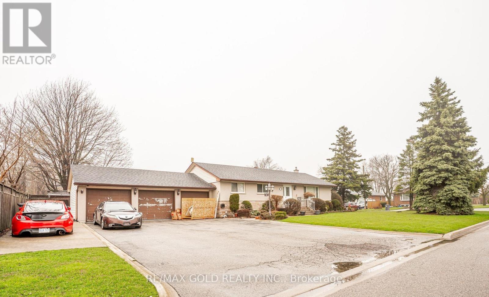 37 Carlyle Crescent, Brampton, Ontario  L6W 2Y9 - Photo 2 - W13123802