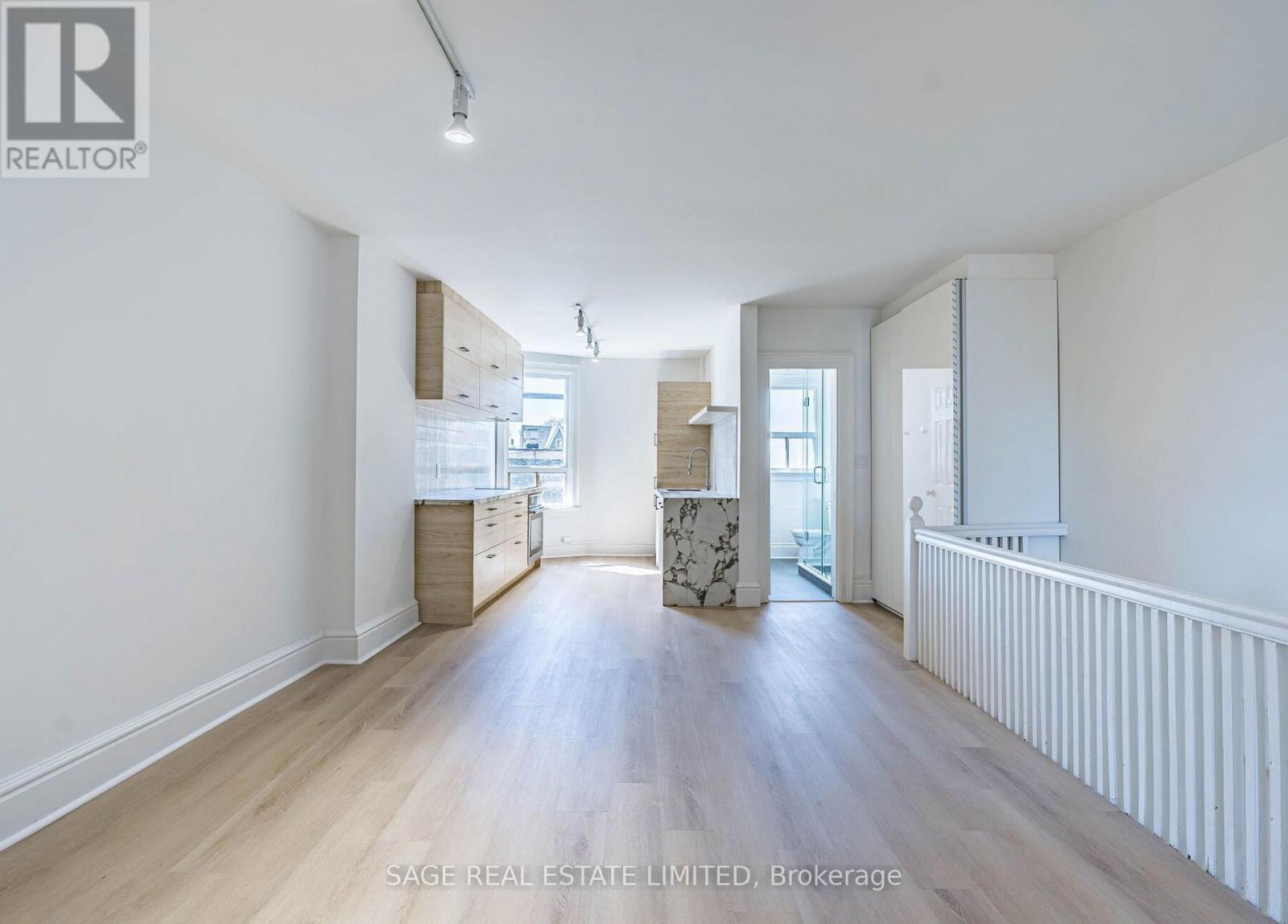 Upper - 1153 Dundas Street W, Toronto, Ontario  M6J 1X3 - Photo 2 - C13124134