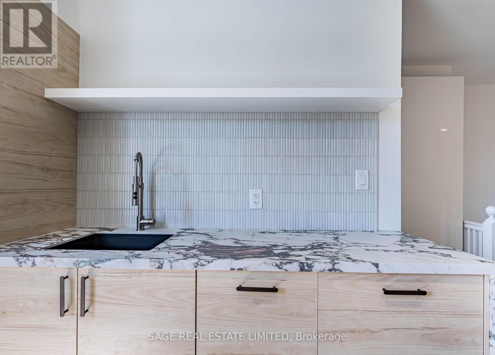 Upper - 1153 Dundas Street W, Toronto, Ontario  M6J 1X3 - Photo 4 - C13124134