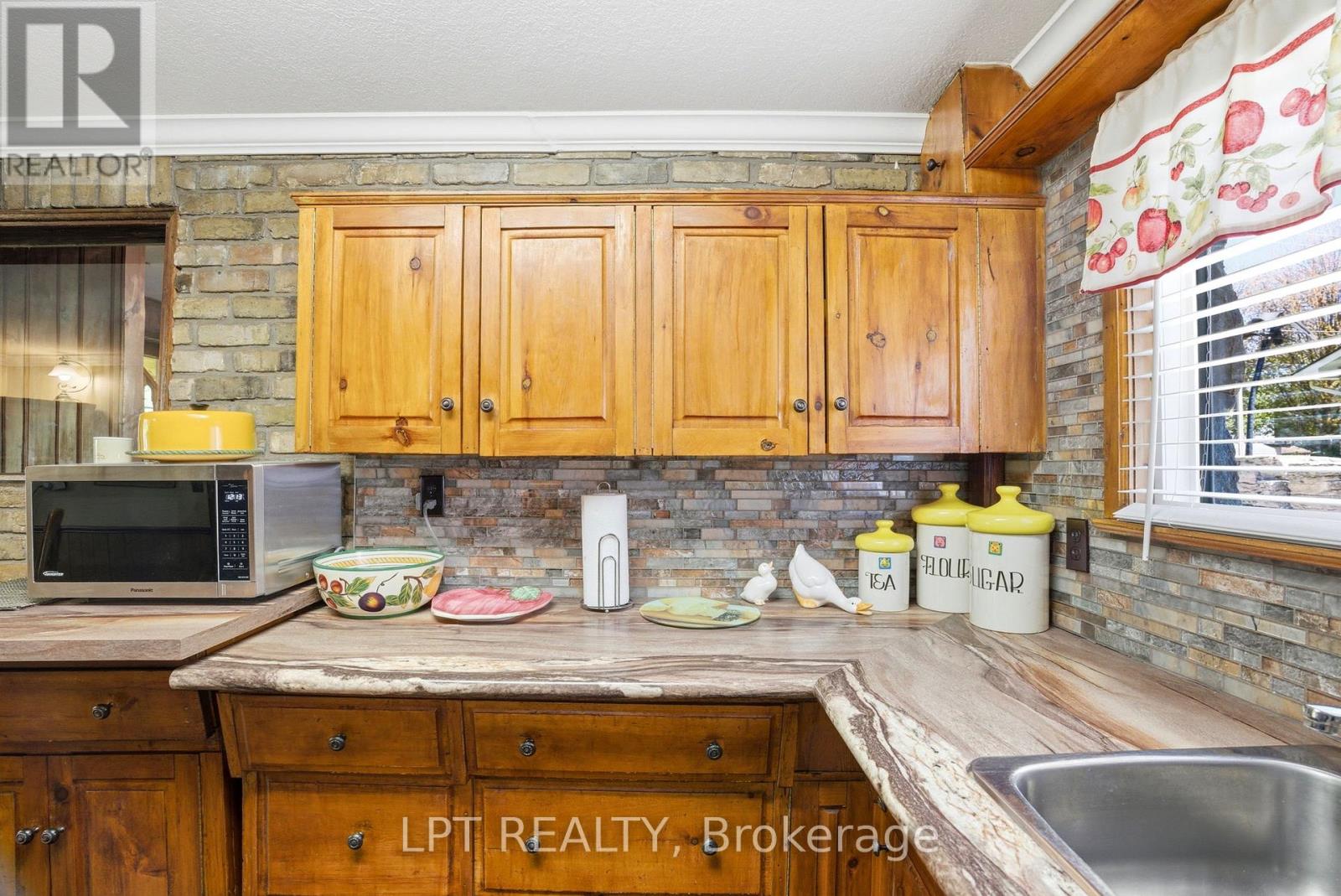9996 Huron Street, Lambton Shores, Ontario  N0M 2L0 - Photo 10 - X13124180