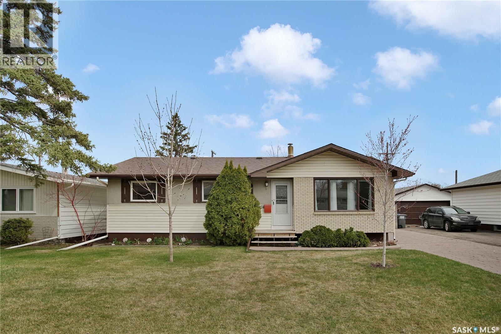 1104 Mcmillan Avenue, Saskatoon, Saskatchewan  S7L 2V1 - Photo 1 - SK035869