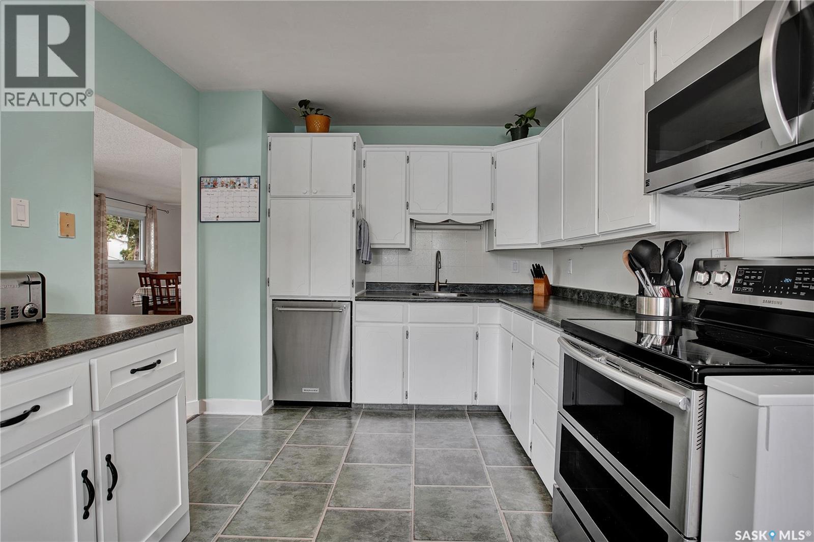 1104 Mcmillan Avenue, Saskatoon, Saskatchewan  S7L 2V1 - Photo 5 - SK035869