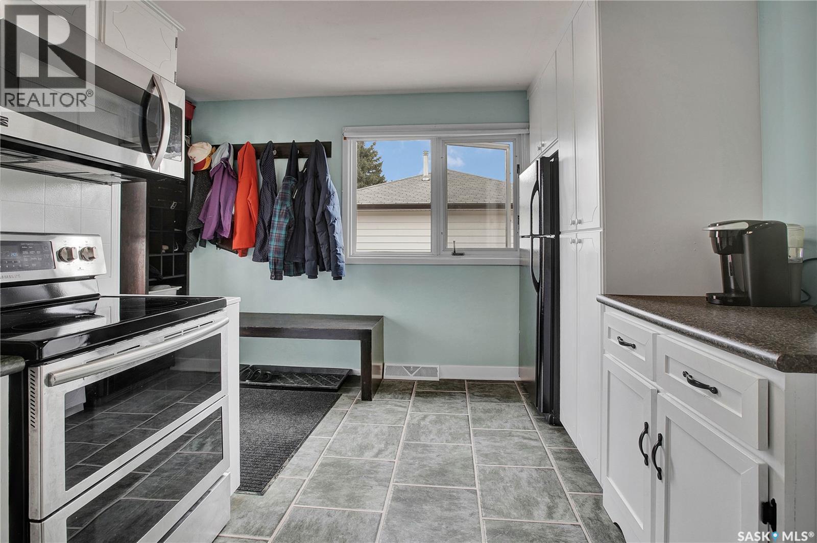 1104 Mcmillan Avenue, Saskatoon, Saskatchewan  S7L 2V1 - Photo 7 - SK035869