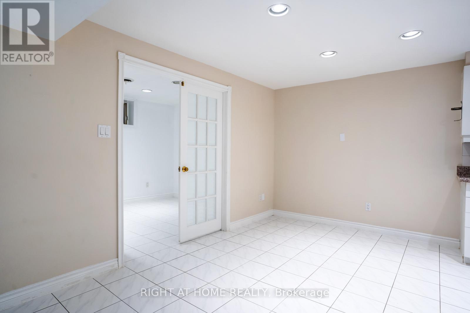 Basement  Apartment - 1579 Ogden Avenue W, Mississauga, Ontario  L5E 2H9 - Photo 10 - W13124264