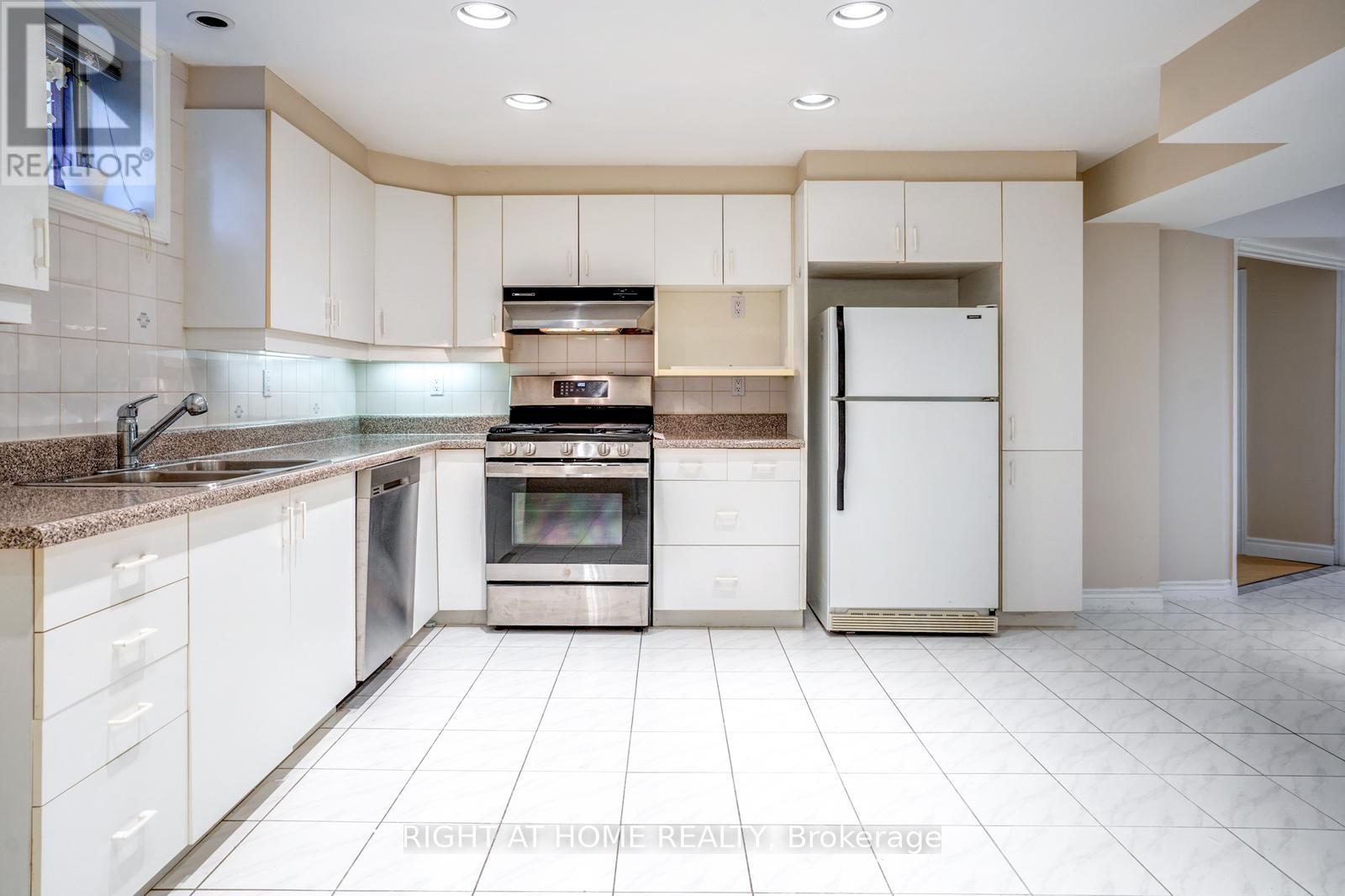 Basement  Apartment - 1579 Ogden Avenue W, Mississauga, Ontario  L5E 2H9 - Photo 15 - W13124264
