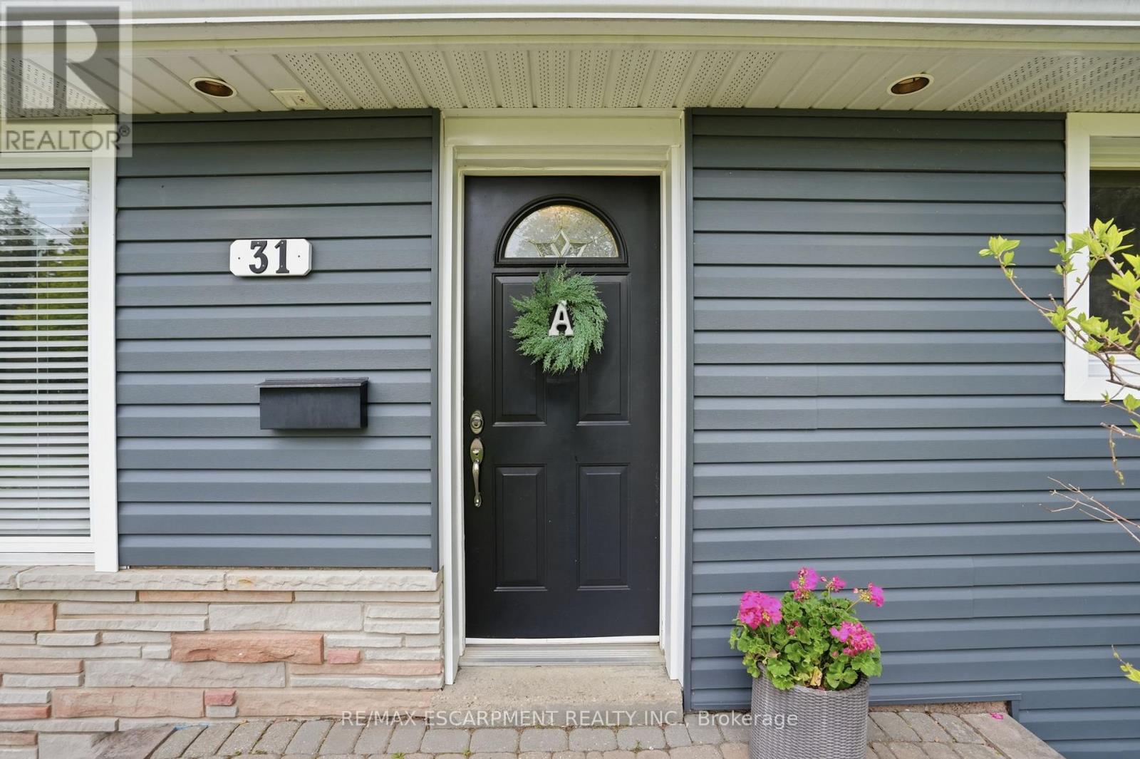 31 Algonquin Avenue, Hamilton, Ontario  L9H 7K9 - Photo 3 - X13124214