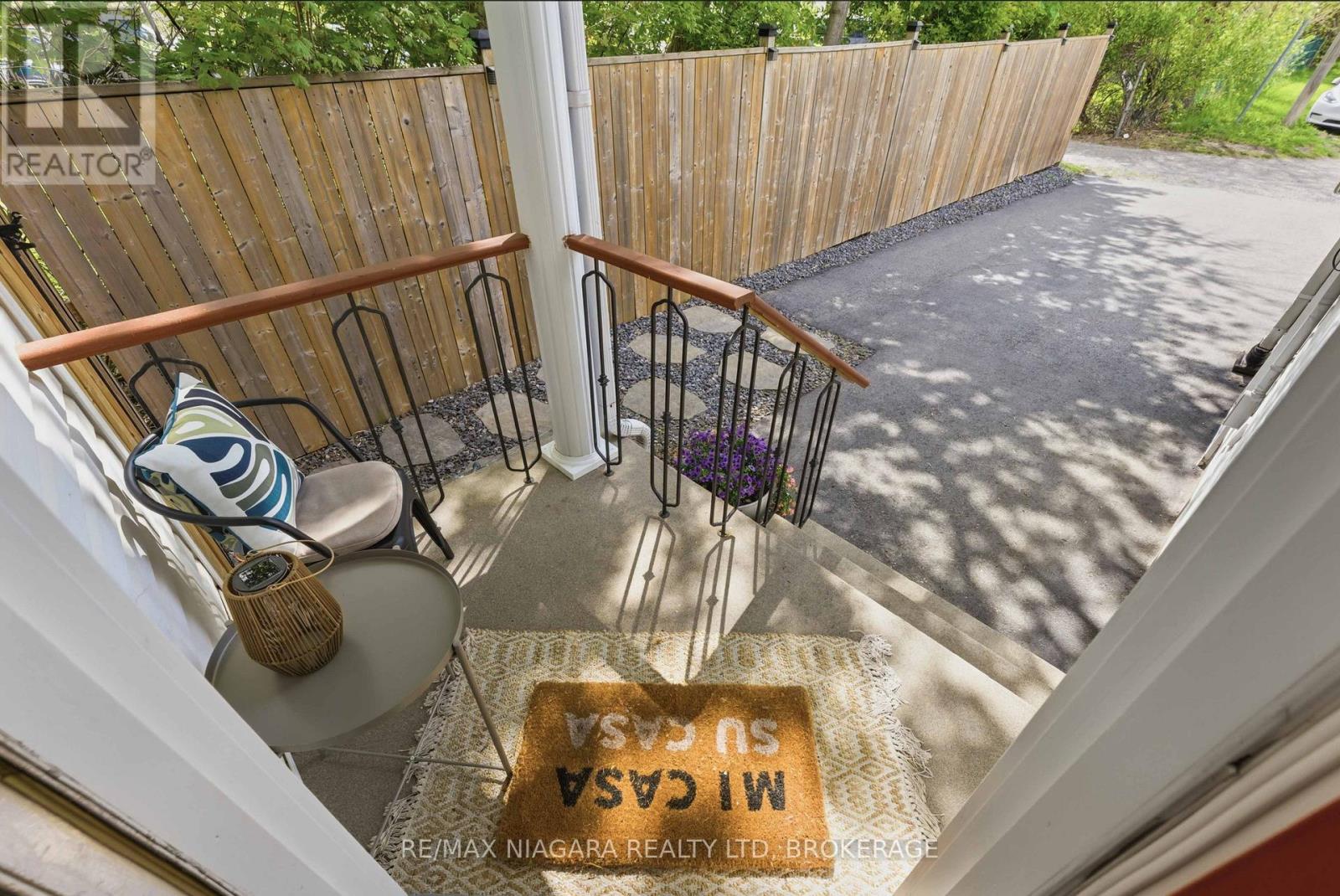 25 Beverly Street, St. Catharines (Oakdale), Ontario  L2P 2J9 - Photo 2 - X13124454