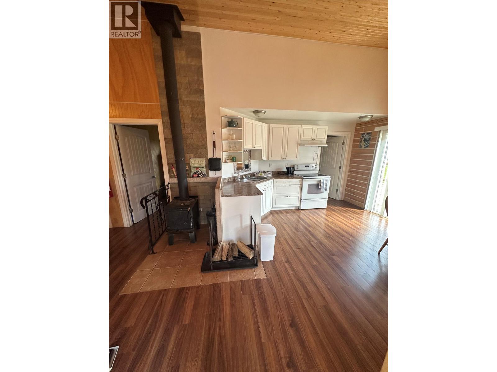 9308 West Middlemiss Road, Chetwynd, British Columbia  V0C 1J0 - Photo 2 - 10385568