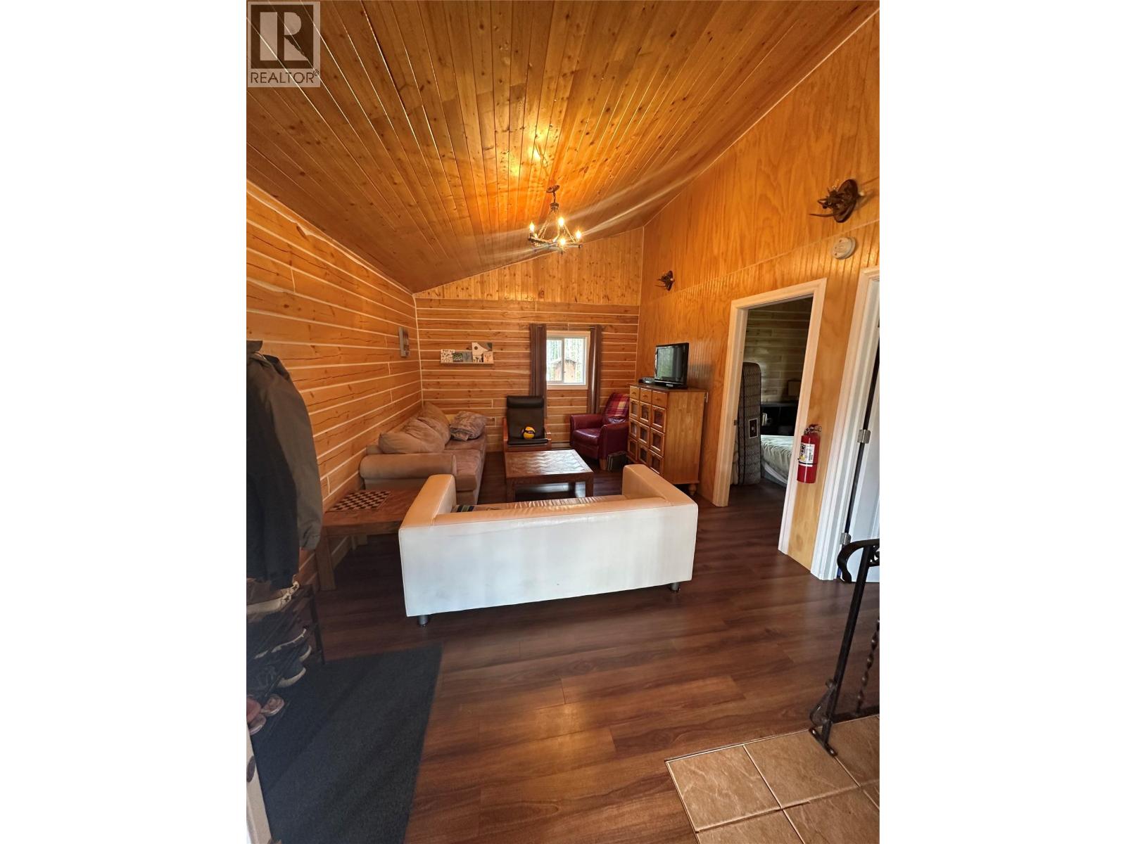 9308 West Middlemiss Road, Chetwynd, British Columbia  V0C 1J0 - Photo 3 - 10385568