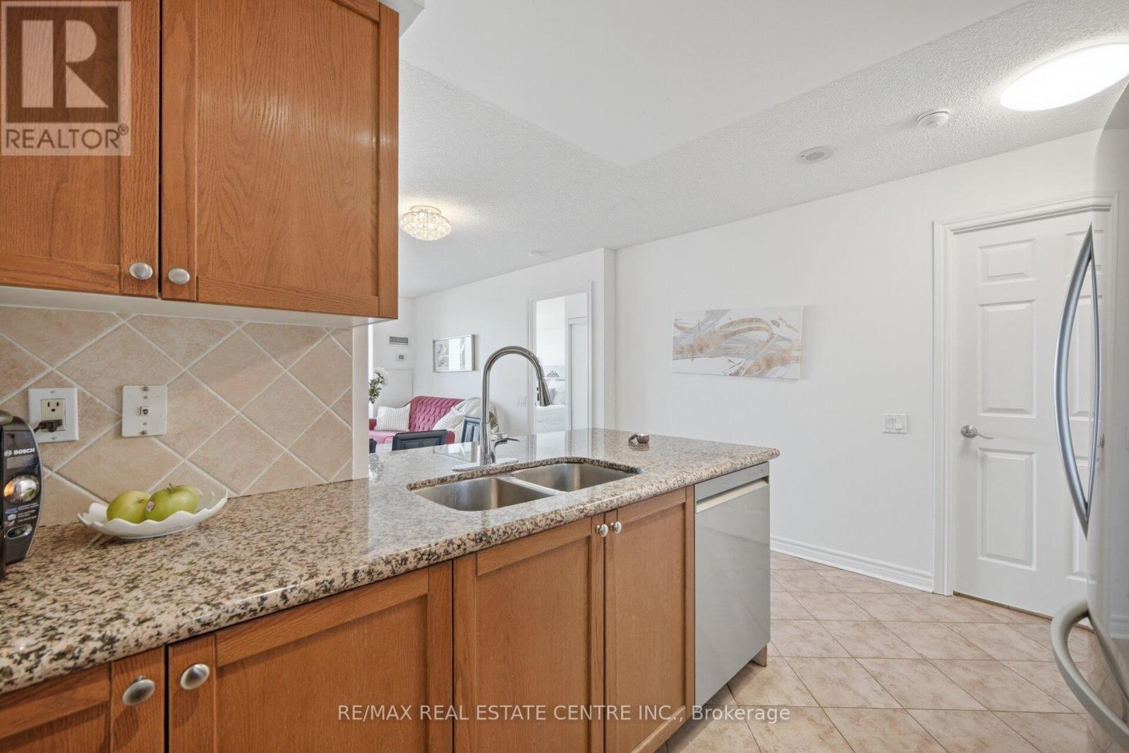 2104 - 61 Town Centre Court, Toronto, Ontario  M1P 5C5 - Photo 12 - E13054080
