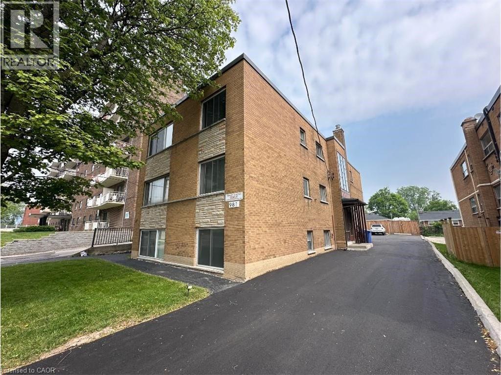 981 Mohawk Road E
