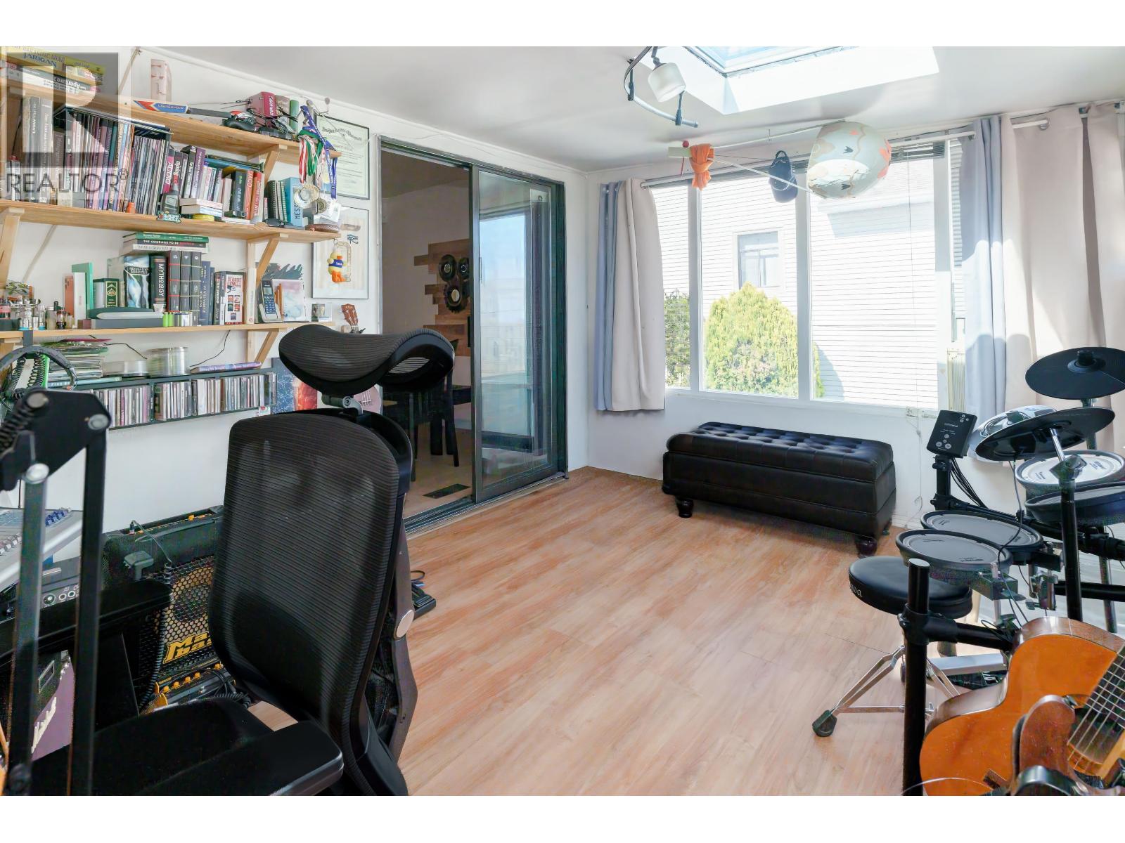 300 Tenth Avenue, New Westminster, British Columbia  V3L 2B2 - Photo 8 - R3123055