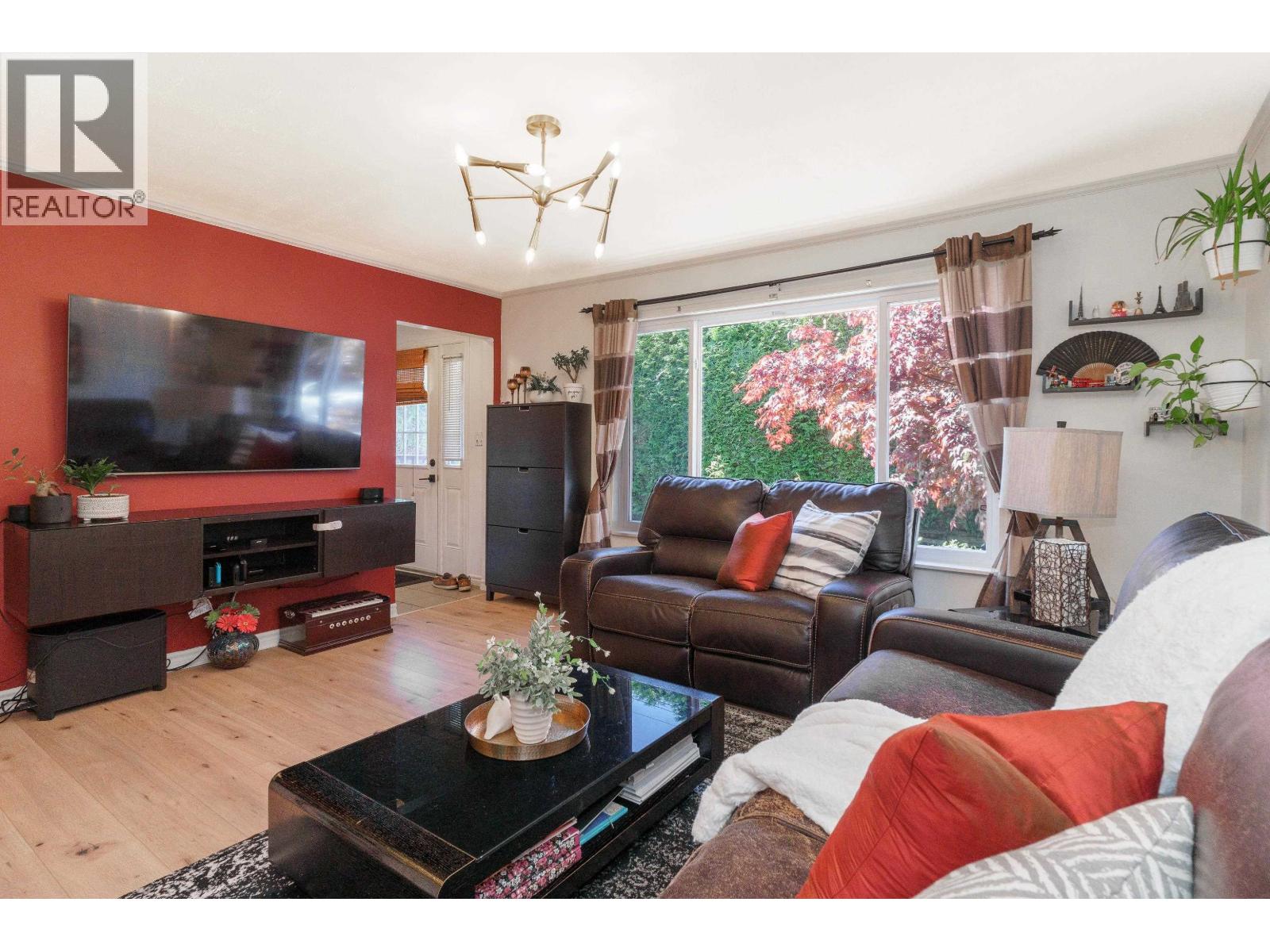 300 Tenth Avenue, New Westminster, British Columbia  V3L 2B2 - Photo 3 - R3123055