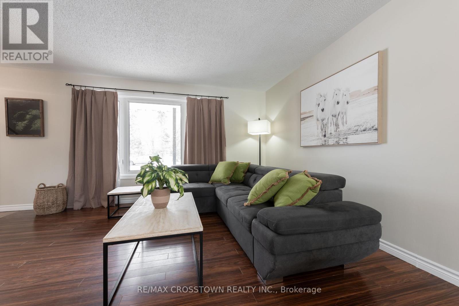 54 Foyston Park Circle, Springwater, Ontario  L0L 1Y0 - Photo 6 - S12903160