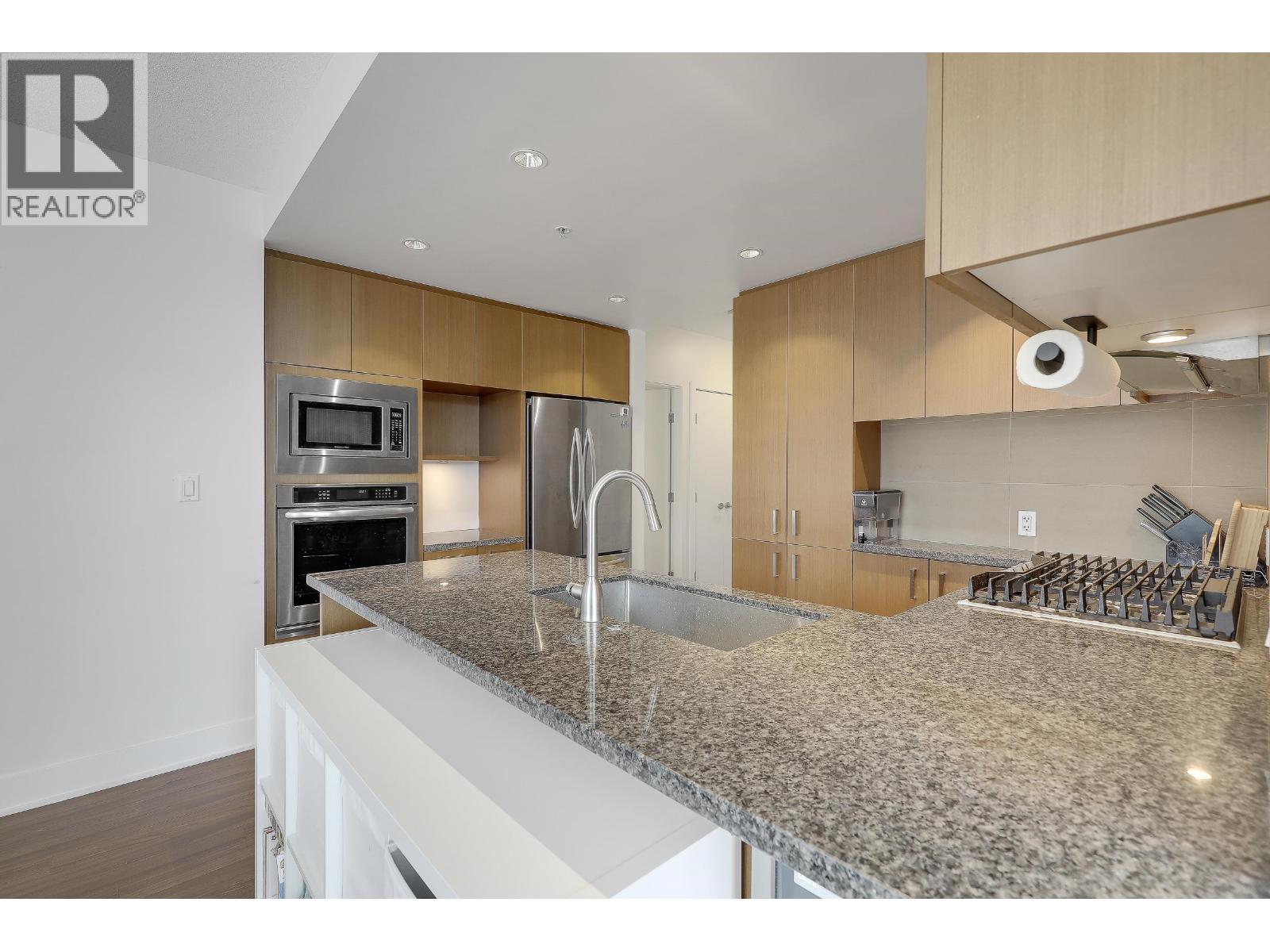 1002 3008 Glen Drive, Coquitlam, British Columbia  V3B 0J5 - Photo 10 - R3123204