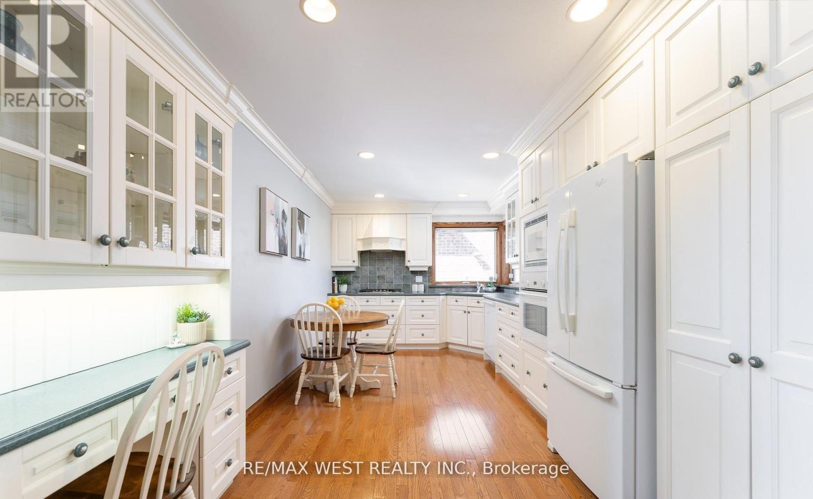 28 Braywin Drive N, Toronto, Ontario  M9P 2P1 - Photo 8 - W13124668