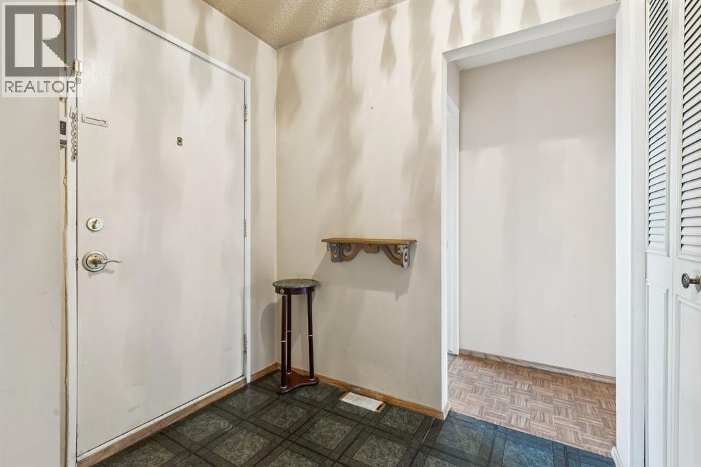 1132 Hunterston Hill Nw, Calgary, Alberta  T2K 4N8 - Photo 5 - A2310573