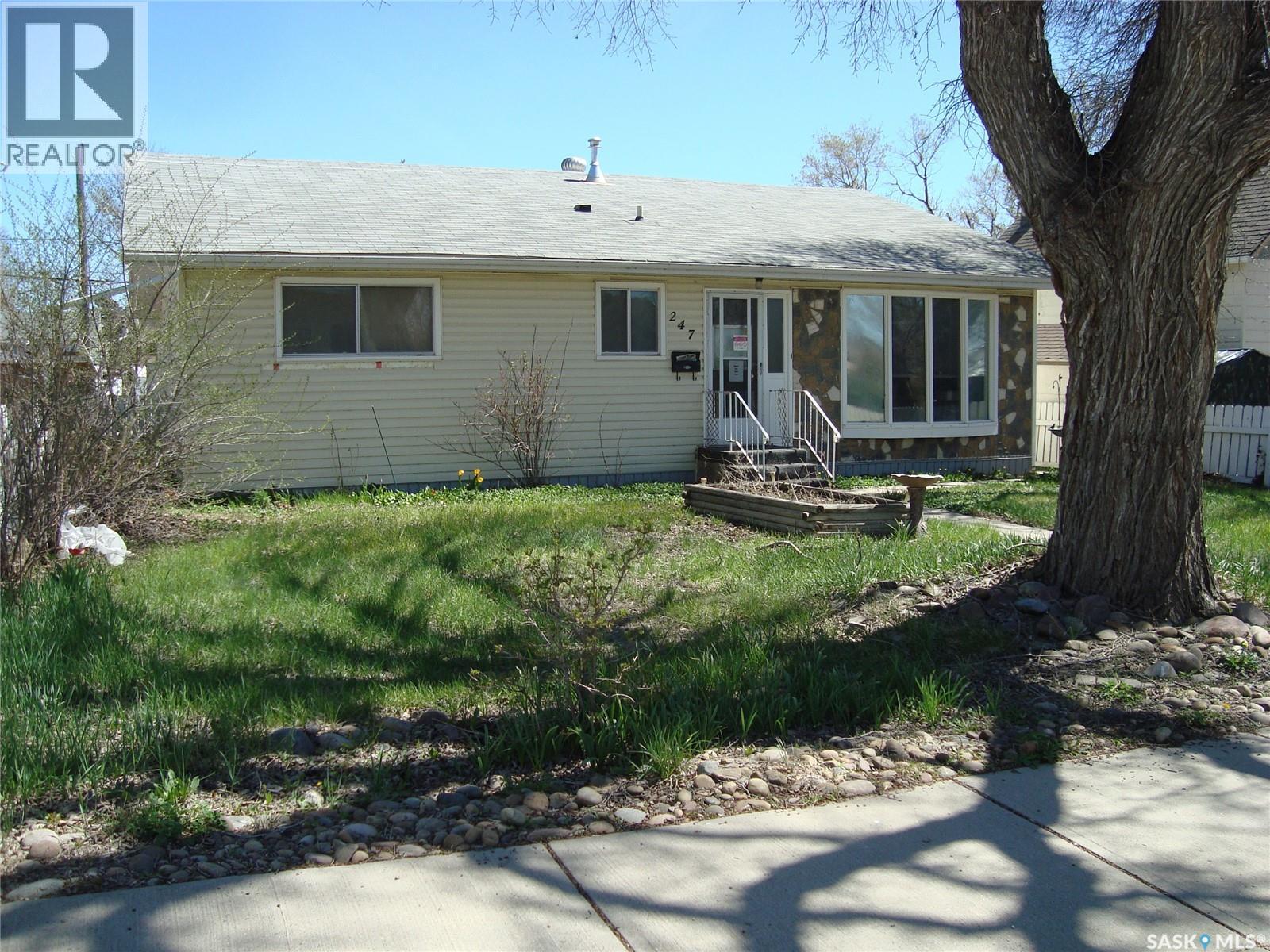 247 9th Avenue Nw, Swift Current, Saskatchewan  S9H 1A6 - Photo 1 - SK035858