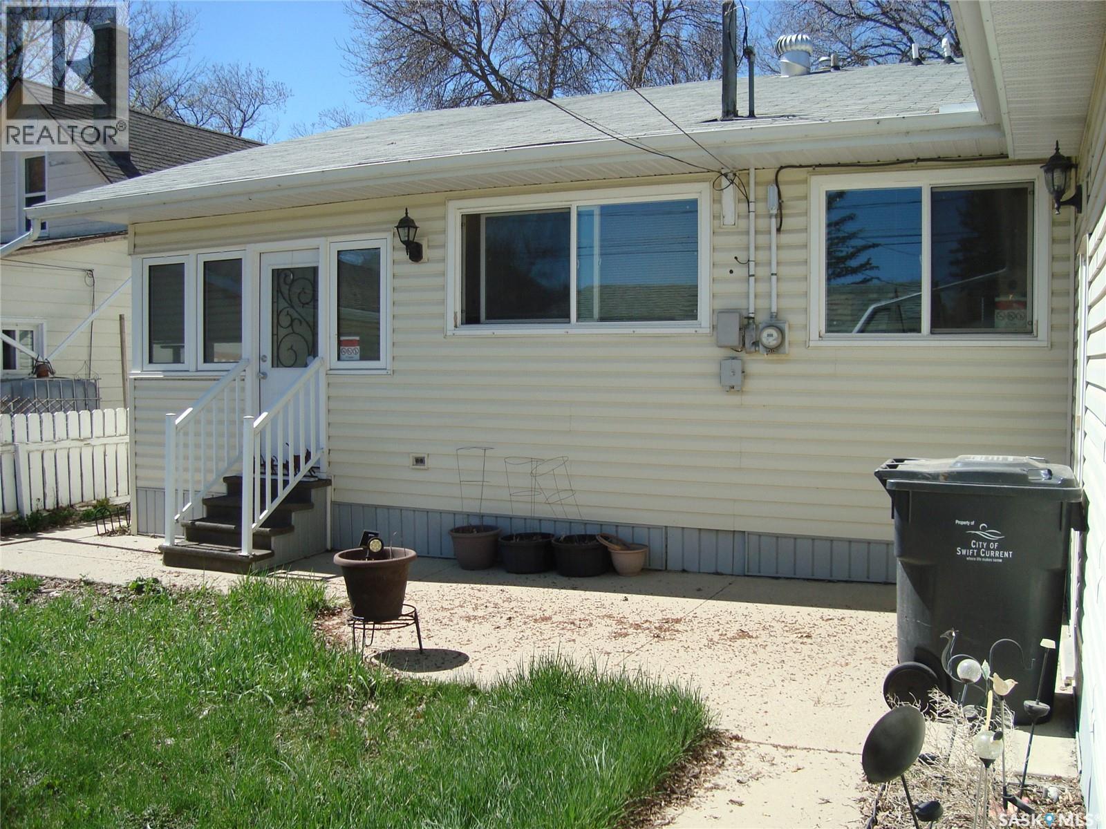 247 9th Avenue Nw, Swift Current, Saskatchewan  S9H 1A6 - Photo 3 - SK035858