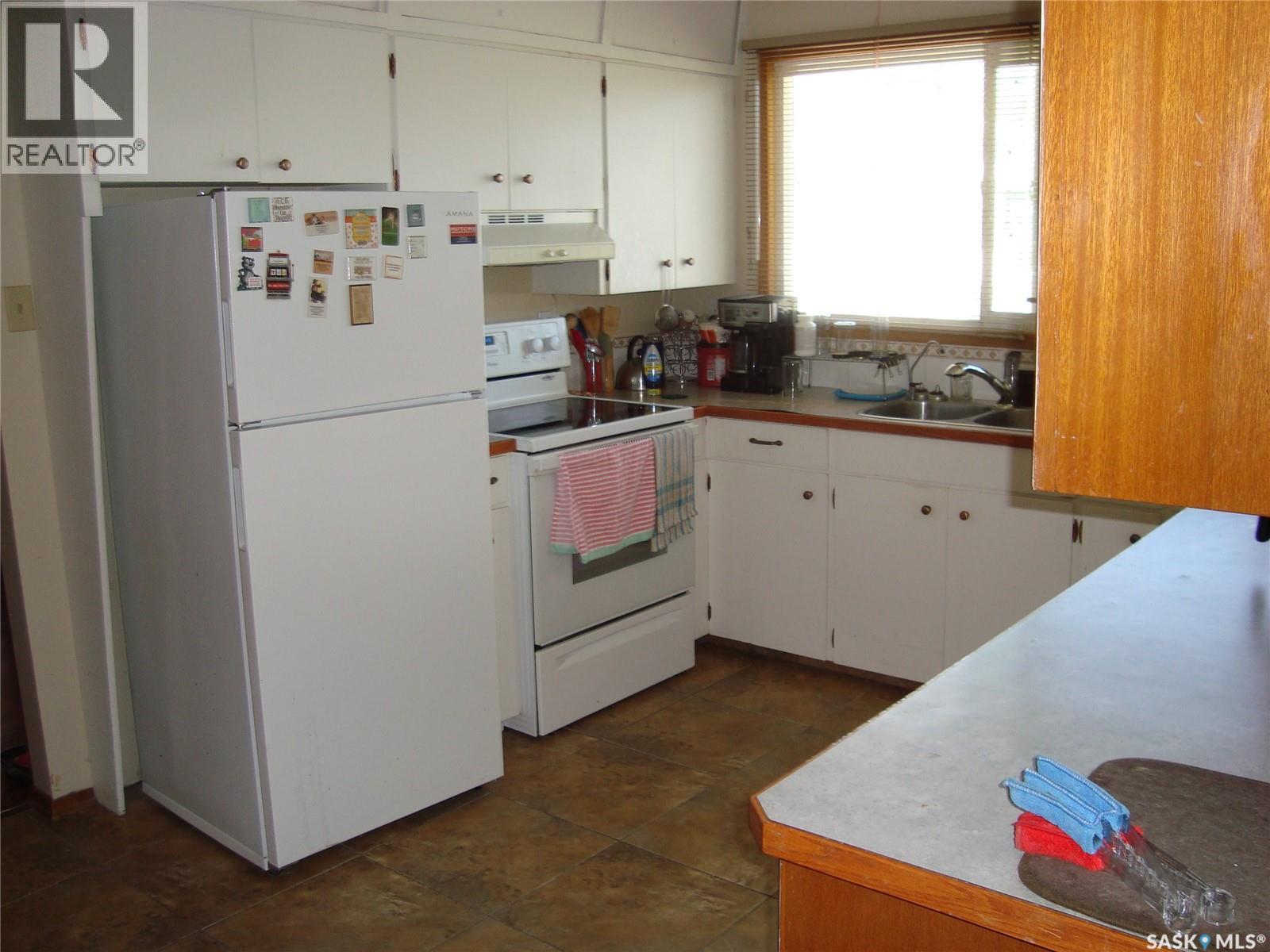 247 9th Avenue Nw, Swift Current, Saskatchewan  S9H 1A6 - Photo 5 - SK035858