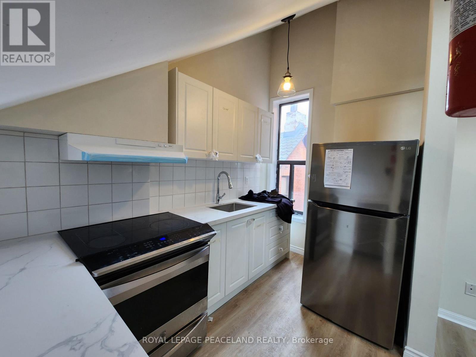 3 - 558 Spadina Crescent, Toronto, Ontario  M5S 2J9 - Photo 2 - C13124750