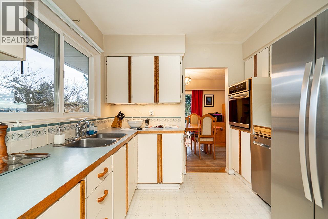 320 Seaforth Crescent, Coquitlam, British Columbia  V3K 2M4 - Photo 12 - R3113242