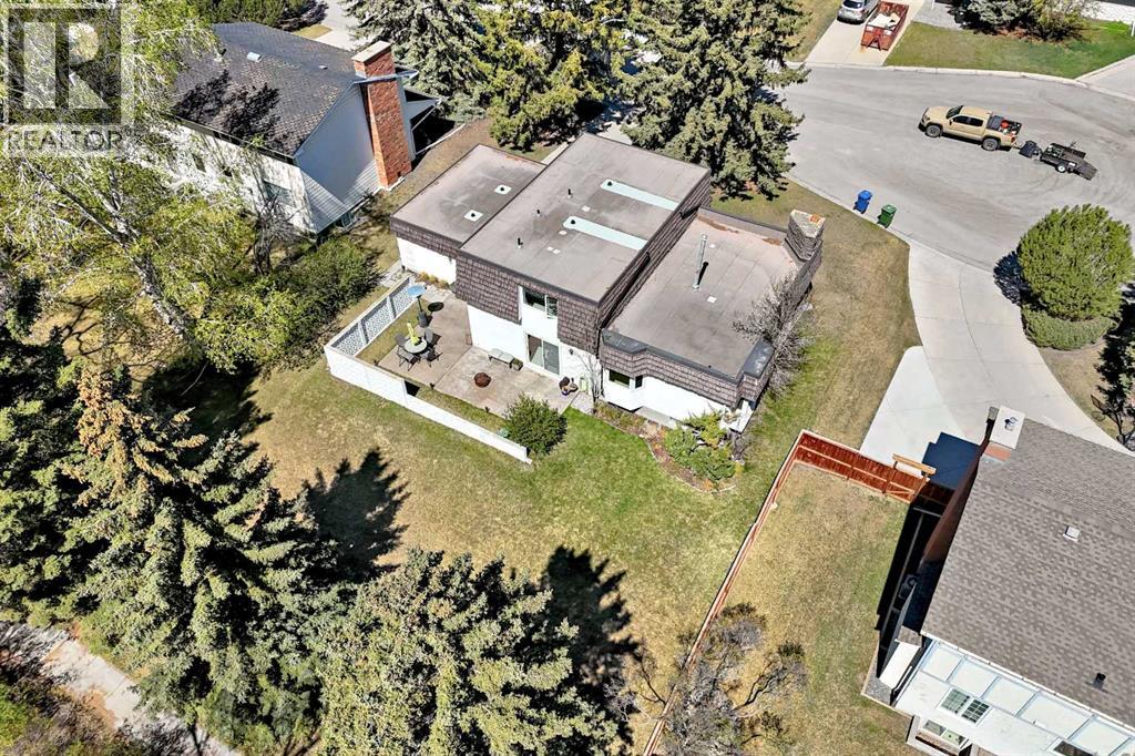 8 Varbrook Place NW, Calgary, Alberta  T3A 0A2 - Photo 2 - A2310215