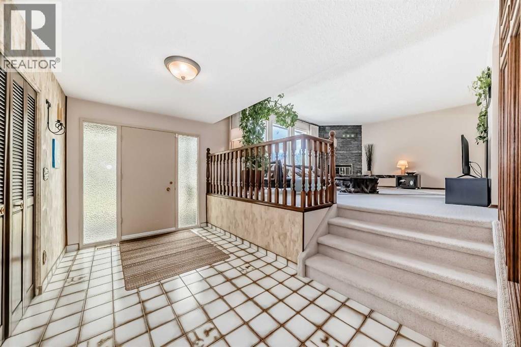 8 Varbrook Place NW, Calgary, Alberta  T3A 0A2 - Photo 4 - A2310215