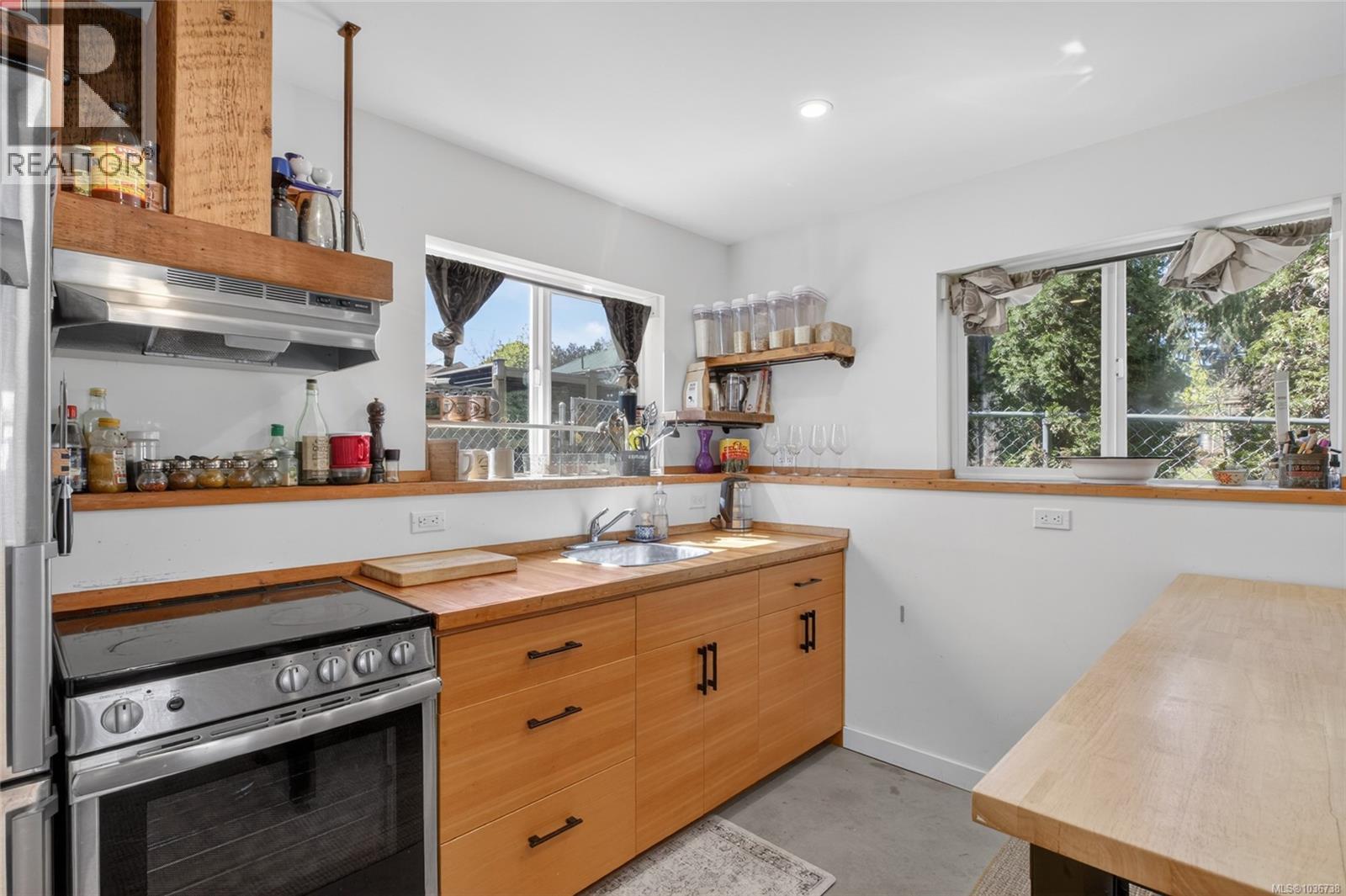 2821 Windermere Ave, Cumberland, British Columbia  V0R 1S0 - Photo 4 - 1036738