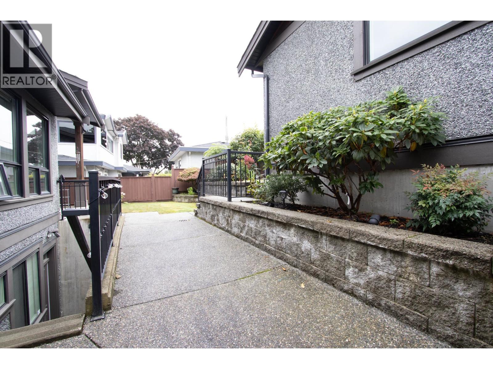4152 Hazelwood Crescent, Burnaby, British Columbia  V5G 2R1 - Photo 2 - R3123443
